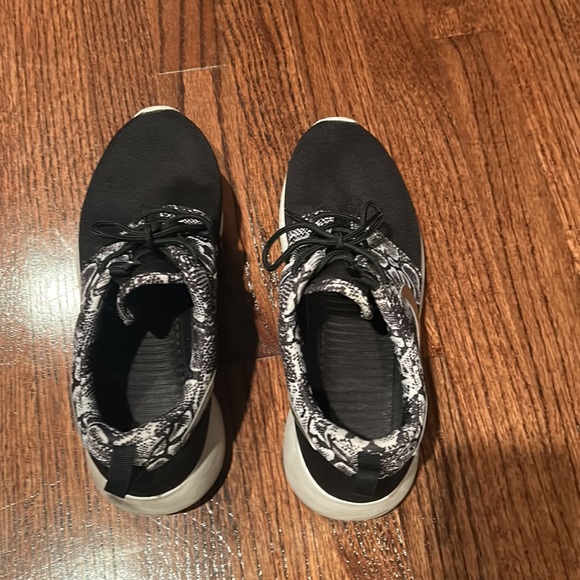 Nike Roshe - Picture 4 of 4